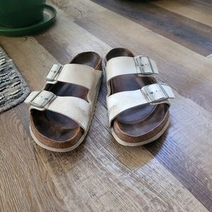 White leather birkenstocks, size 39. So I think 8.5/9.